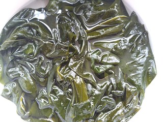 3、凉拌海藻菜,冲洗干净，用清水泡20分钟