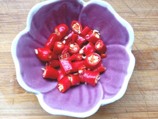 5、凉拌海藻菜,切碎备用