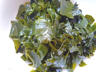 12、凉拌海藻菜,装入碗中
