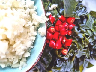 13、凉拌海藻菜,放上米辣，蒜末