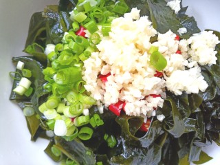14、凉拌海藻菜,在加入香葱，米醋，生抽，盐，味精，香油