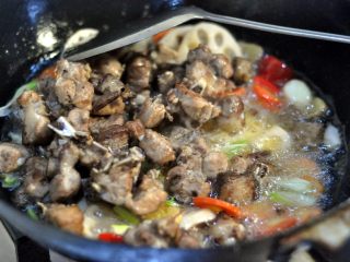 10、香辣干锅排骨,倒入排骨，继续翻炒。