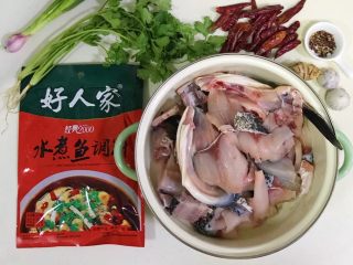 1、香辣水煮鱼,准备好需要的食材,把切好的鱼片清洗干净,沥干水分。