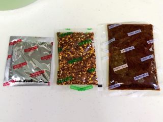 2、香辣水煮鱼,水煮鱼的材料包里面分别是腌鱼料包20克(淀粉、食用盐、味精、白胡椒),调料包160克(包含植物油、豆瓣酱、腌渍萝卜、食用油、辣椒、姜、蒜、黄酒、味精、白砂糖、鸡精调味料、香辛料等),干料包30克(辣椒、花椒、芝麻)。