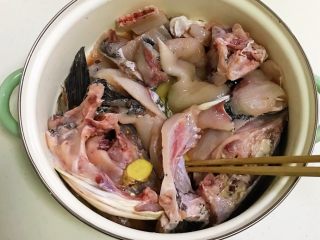 4、香辣水煮鱼,腌制完后,加入一个蛋清拌匀。