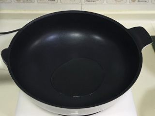 5、香辣水煮鱼,开大火,往炒锅内加入食用油。