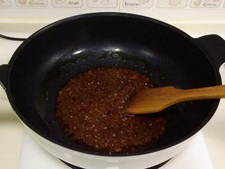 6、香辣水煮鱼,食用油烧煮六七成热,倒入调料包翻炒片刻。