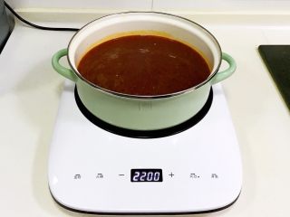 7、香辣水煮鱼,往汤锅内倒入适量的清水,把翻炒过的调料酱加入锅内煮开。