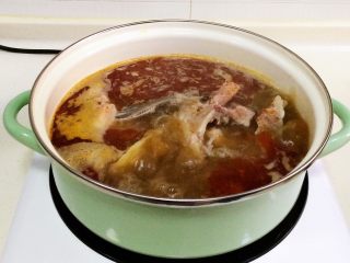 8、香辣水煮鱼,待汤煮开后,先下鱼头煮1分钟。