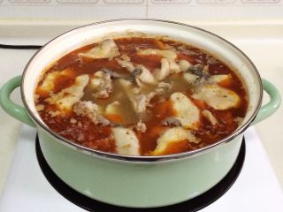 9、香辣水煮鱼,然后加入鱼排煮0.5分钟后,再加入鱼片继续煮1-2分钟。