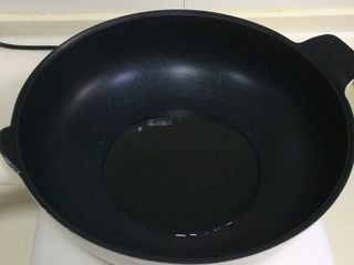 11、香辣水煮鱼,往炒锅内加入150克烧至八成熟。