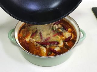 12、香辣水煮鱼,油热冒烟时起锅浇在鱼片上即可。