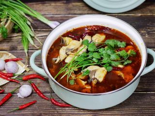 13、香辣水煮鱼,最后放上洗净沥干水分的香菜。