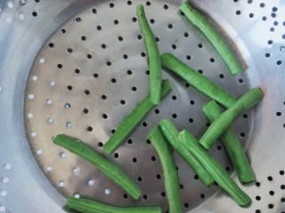 2、干煸豇豆,如图折成3-4cm一段