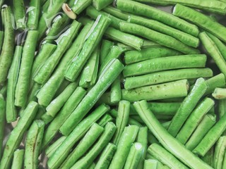 3、干煸豇豆,泡泡水,冲洗干净