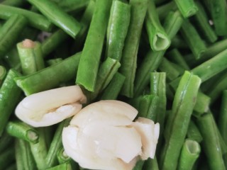 4、干煸豇豆,两瓣蒜蓉备用