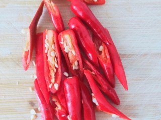 5、干煸豇豆,几个红辣椒备用