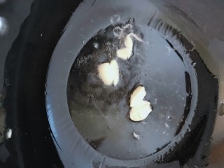 6、干煸豇豆,起锅烧油,小火下蒜蓉