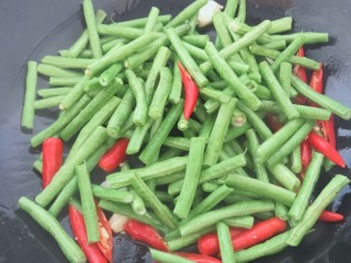 7、干煸豇豆,开中火????,下豇豆