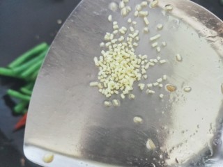 8、干煸豇豆,煸炒至豇豆都变颜色,加入鸡精