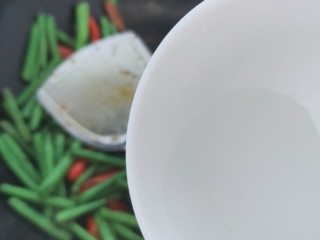 11、干煸豇豆,再加一小碟子水