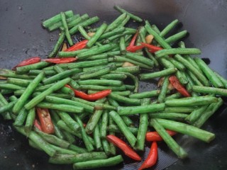 12、干煸豇豆,煸炒至收水后,再加一次水