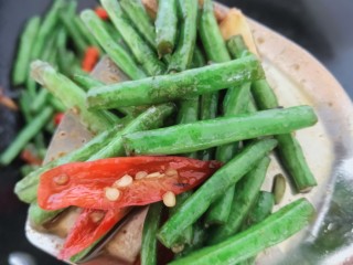 13、干煸豇豆,熟了也入味了,准备装盘