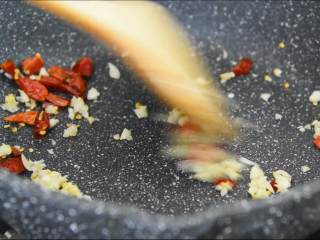 2、川蜀名菜宫爆鸡丁鲜香细嫩, 辣而不燥，人人都爱吃,蒜末、干辣椒放入锅中炒香。