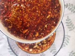 14、川香口水鸡,将辣椒油倒入之前调好的凉拌汁