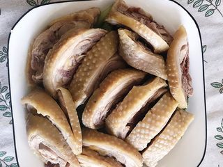 19、川香口水鸡,将鸡腿肉均匀的码在黄瓜丝上