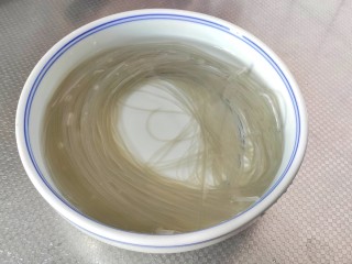 1、豆芽炒粉条,红薯粉加入温水，浸泡30分钟，根据粉条的粗细，浸泡的时间有所不同