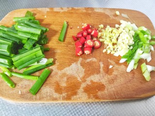 2、豆芽炒粉条,切葱姜蒜末，小米辣切段，葱叶切段