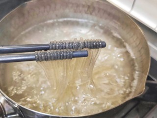 3、豆芽炒粉条,锅中加入适量清水，加入红薯粉，煮几分钟，红薯粉熟了就马上夹出来，不要煮的时间太长，以免红薯粉变得太软，容易断，影响整体口感。