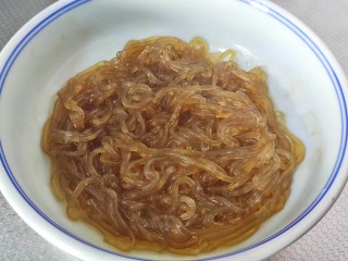 4、豆芽炒粉条,把红薯夹出来，直接放入碗中，加入一勺生抽和一勺食用油，搅拌一下，以免粉条互相粘连，备用。
