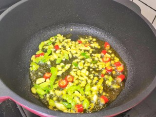 5、豆芽炒粉条,锅中油热，加入葱姜蒜，小米辣炒出香味