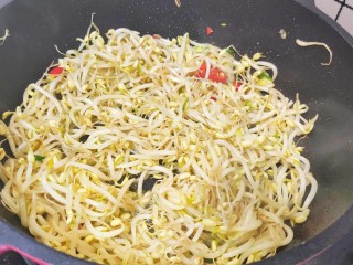 6、豆芽炒粉条,然后加入绿豆芽翻炒一下，翻炒至豆芽五分熟