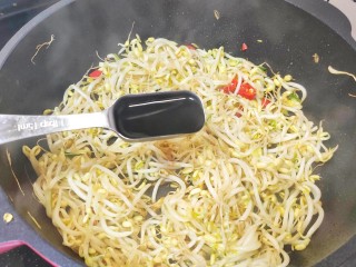 7、豆芽炒粉条,加入1勺生抽和蚝油