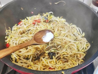 8、豆芽炒粉条,加入盐