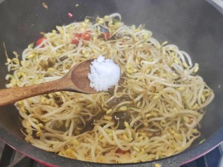 9、豆芽炒粉条,加入白糖