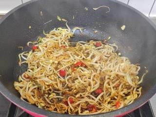 11、豆芽炒粉条,翻炒均匀