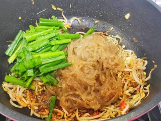 12、豆芽炒粉条,加入红薯粉条和葱段，锅边淋入白醋