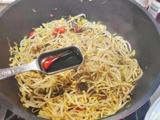 10、豆芽炒粉条,加入老抽