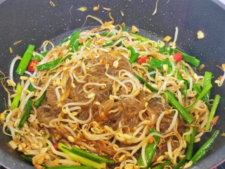 13、豆芽炒粉条,翻炒均匀即可出锅