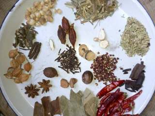 1、四川卤肉,把香叶，八角，沙姜，草果，甘草，丁香，白蔻，桂皮，小茴香，香茅草，排草，紫草，姜黄，白芷，栀子，干辣椒，干花椒，直接放锅里或用纱布包着放锅里加水中火熬制卤水（因为有些料太少称不出来，所以大家看看图上各种料大概的比例）