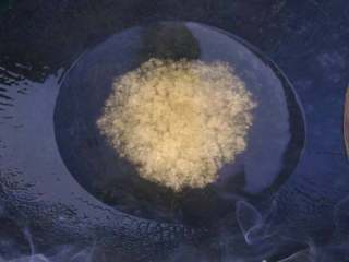 2、四川卤肉,炒糖色，锅里多放点儿油，起中火油不要烧得太热，放入碎冰糖、白糖，哪种糖无所谓，但是第一不能是整块的，要弄得碎一点；然后轻轻搅拌，如果你是新手请用小火，看着糖都融化了以后，油面上开始起泡了，就可以了