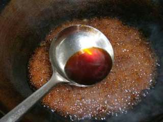 3、四川卤肉,用油炒糖色把炒好的糖色倒入卤水里，放盐，在加一点生姜，葱头