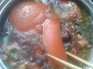 4、四川卤肉,把肉洗净放入卤水，卤制好就可以了（卤制时间根据个人口味定，可耙则耙，可软则软）