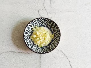 2、蒜蓉茼蒿,蒜瓣去皮剁碎