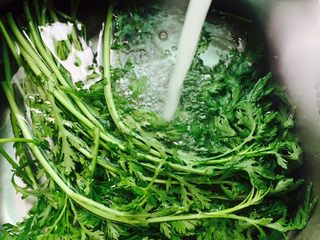 3、蒜蓉茼蒿,茼蒿清洗干净