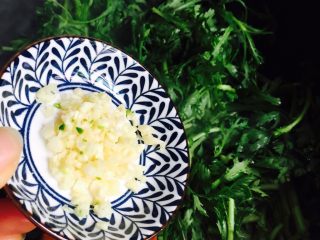 8、蒜蓉茼蒿,倒入蒜蓉大火翻炒均匀